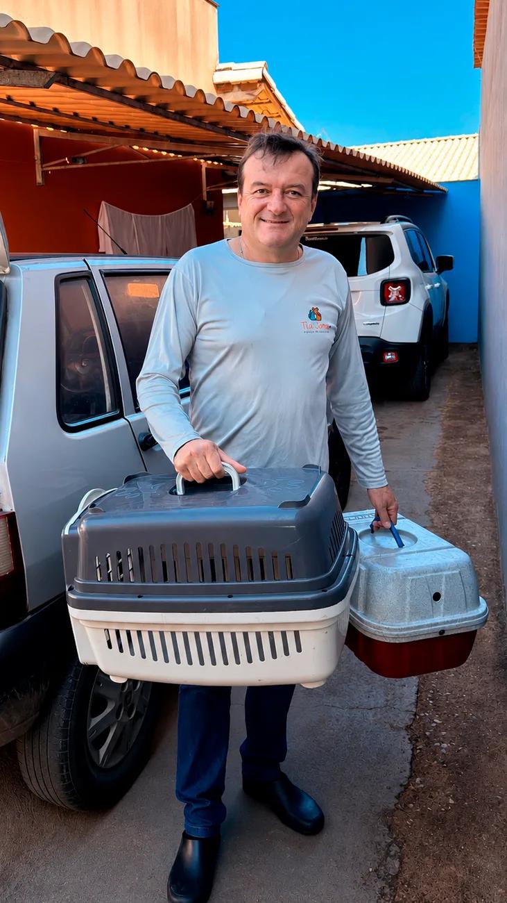 Colaborador com caixas de transporte do Táxi Pet